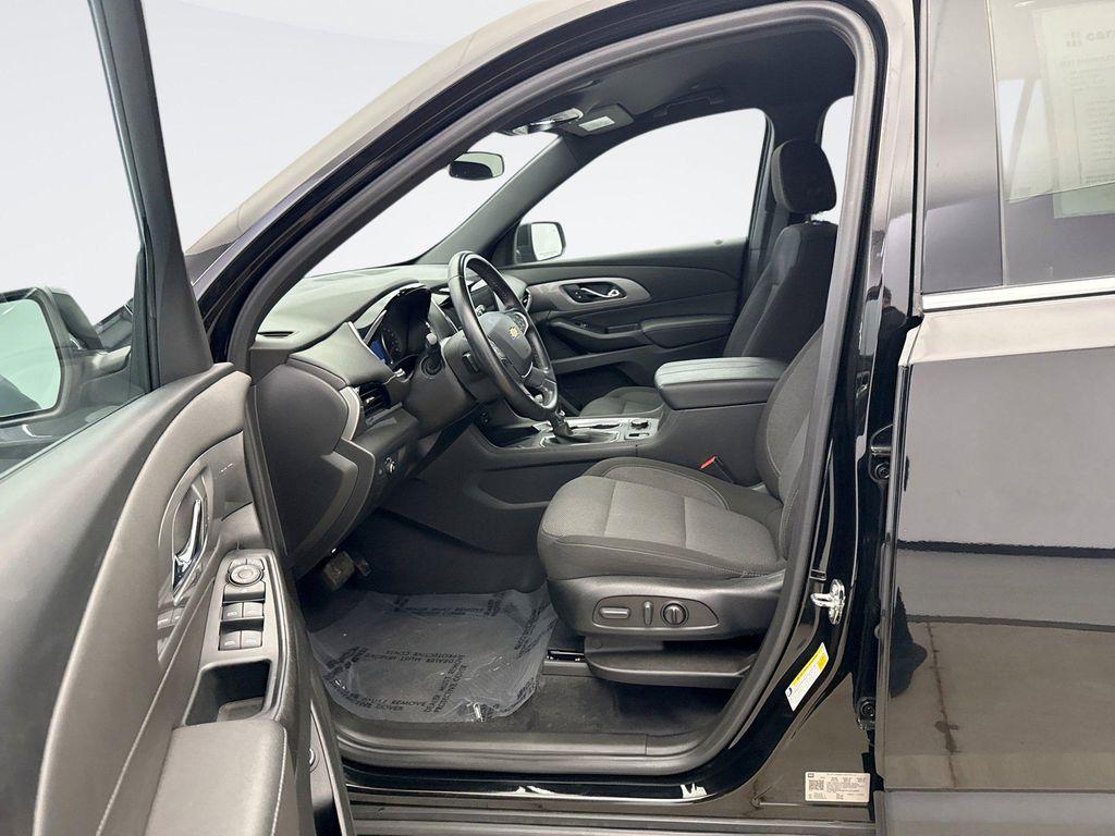 used 2023 Chevrolet Traverse car, priced at $31,199