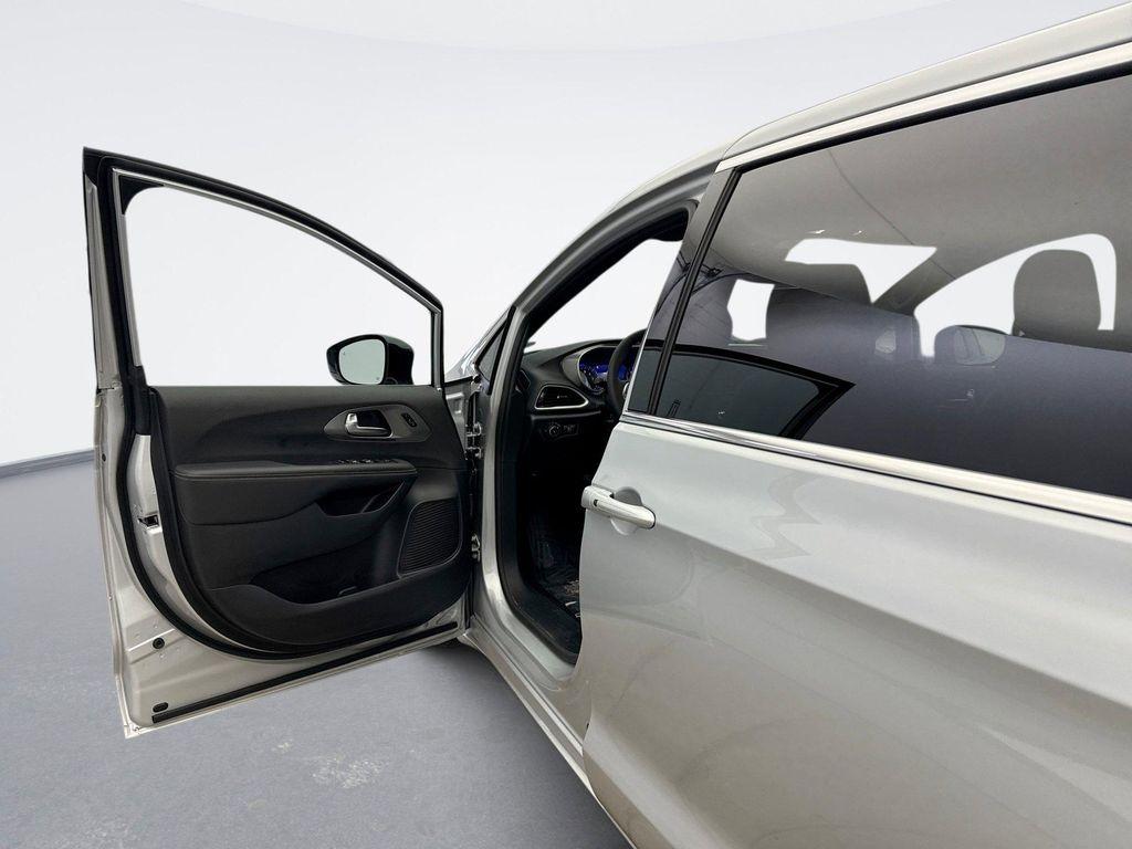 used 2026 Chrysler Pacifica car, priced at $36,799