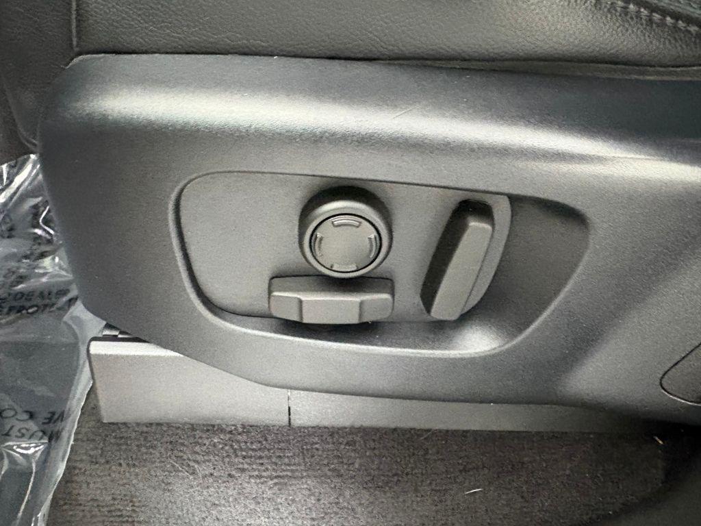 used 2019 Land Rover Discovery car, priced at $18,777