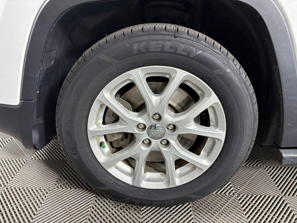 used 2015 Jeep Cherokee car, priced at $11,499