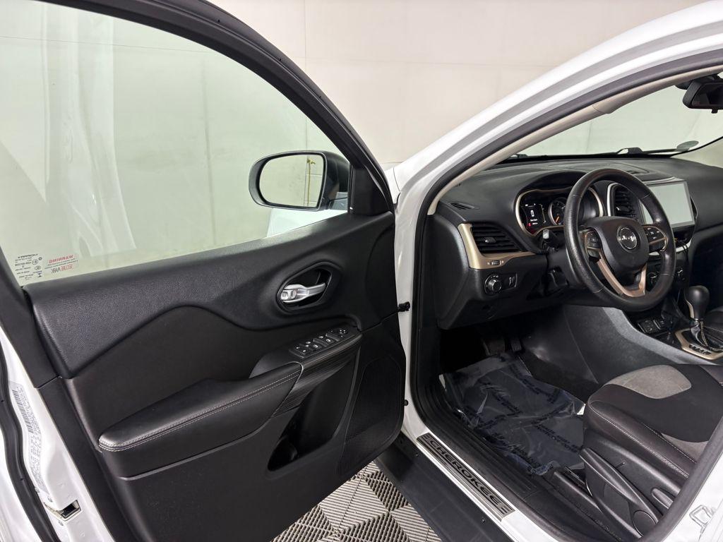 used 2015 Jeep Cherokee car, priced at $11,499