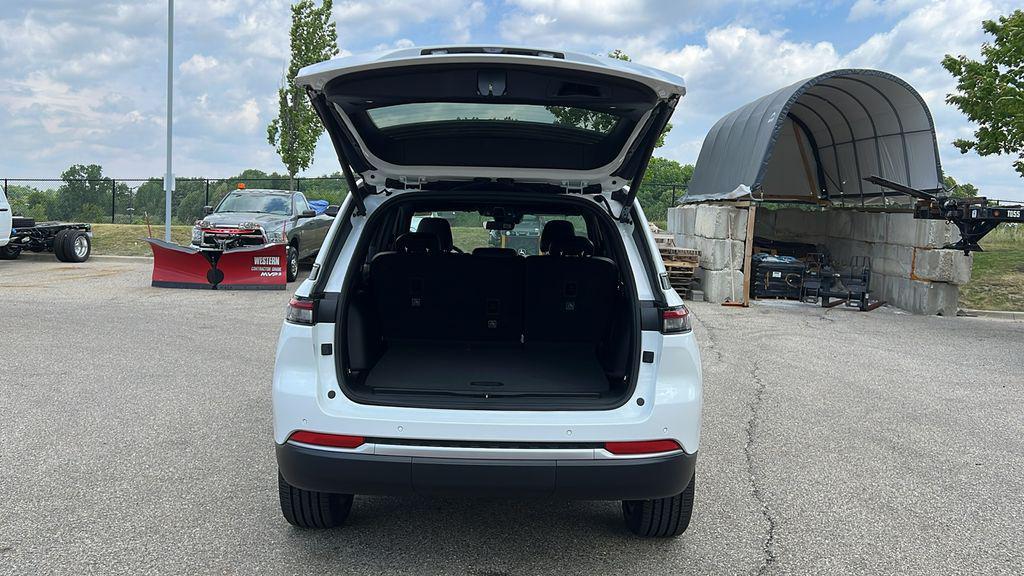 new 2026 Jeep Grand Cherokee car, priced at $40,976