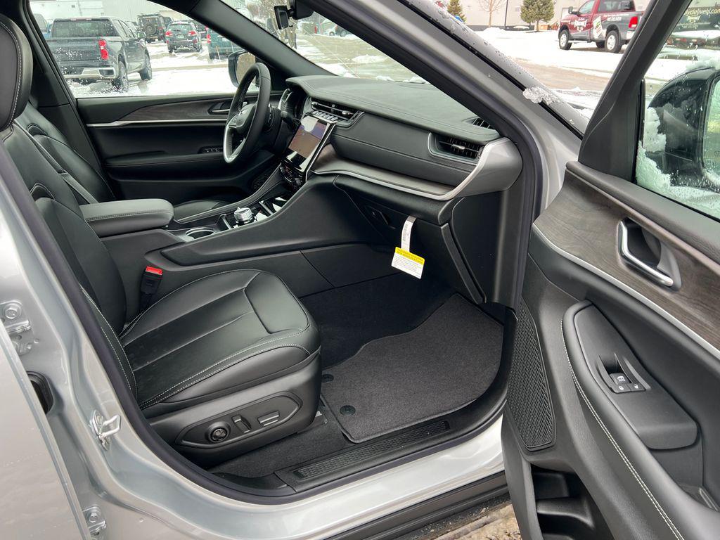 new 2025 Jeep Grand Cherokee car, priced at $43,273