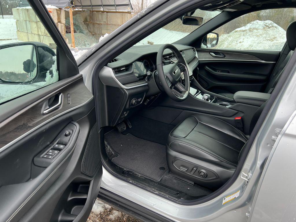 new 2025 Jeep Grand Cherokee car, priced at $43,273