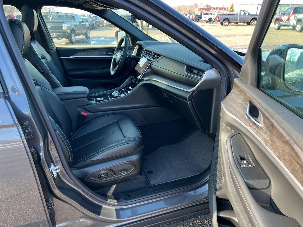 new 2025 Jeep Grand Cherokee car