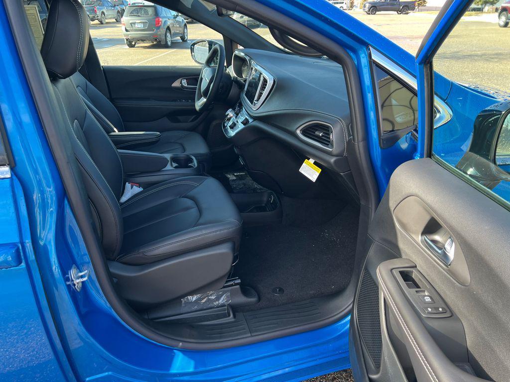 new 2026 Chrysler Pacifica car, priced at $39,465