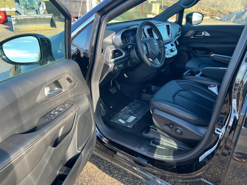 new 2026 Chrysler Pacifica car, priced at $39,041