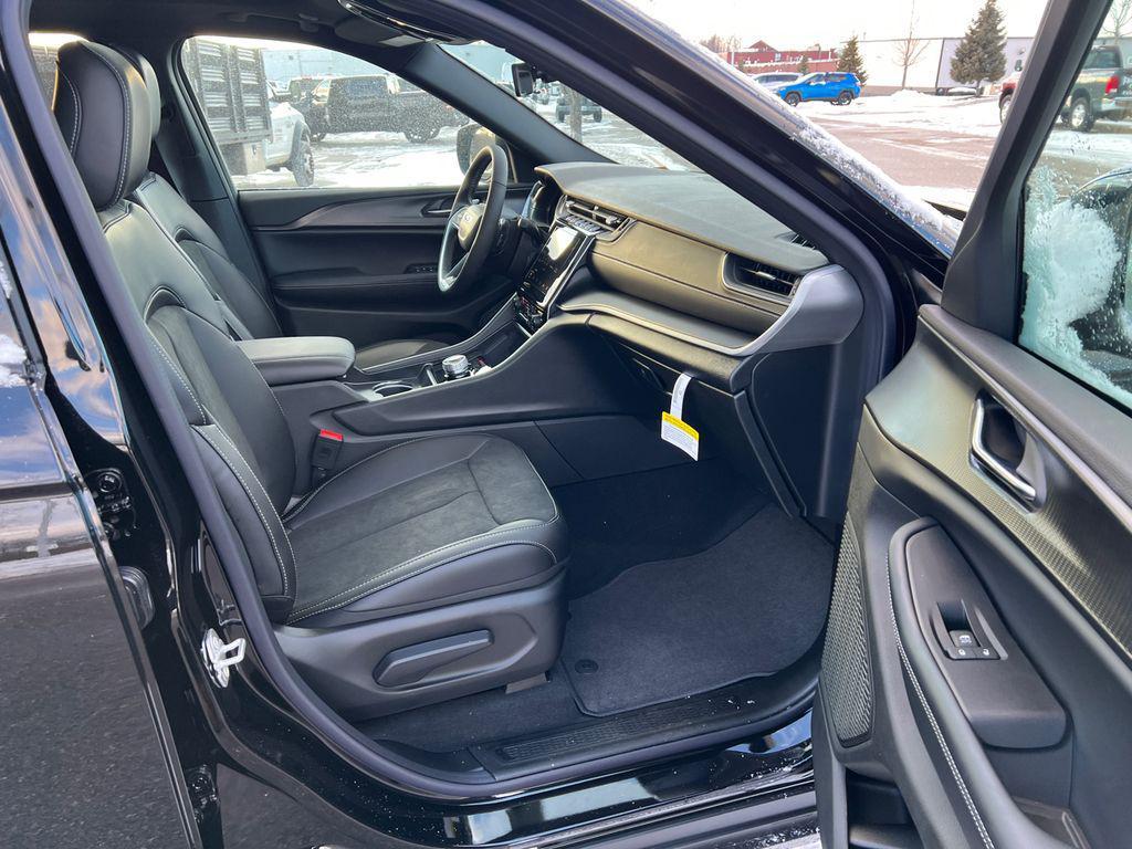 new 2025 Jeep Grand Cherokee car, priced at $40,931