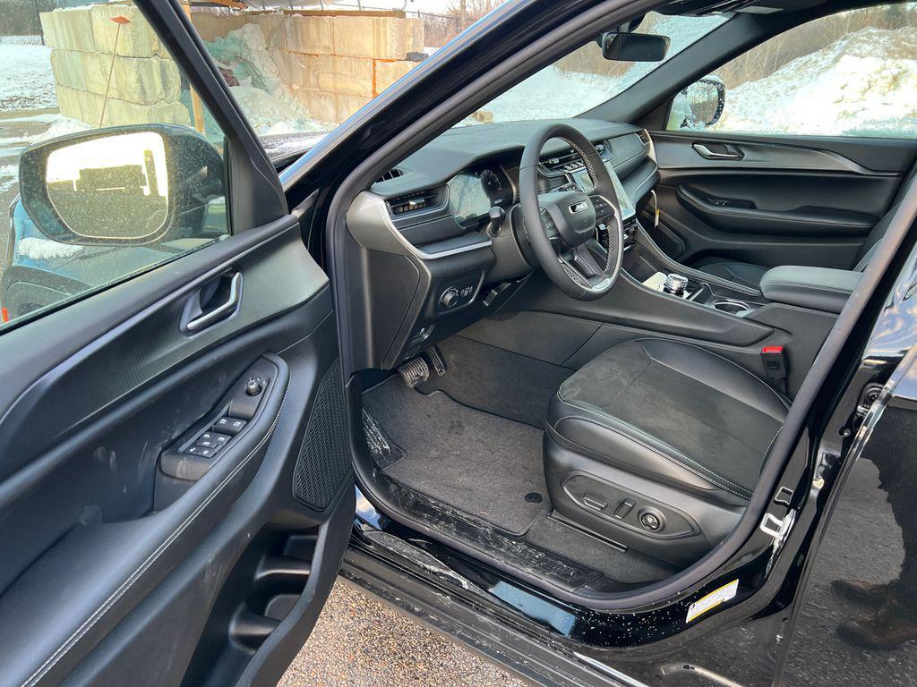 new 2025 Jeep Grand Cherokee car, priced at $40,931