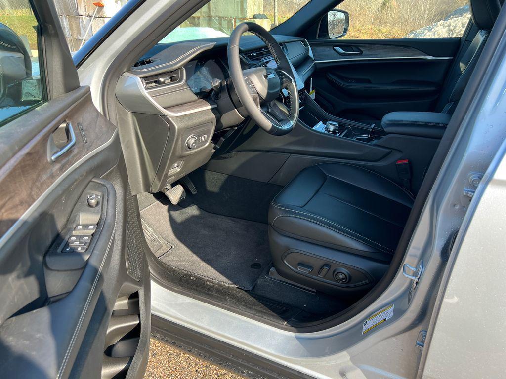 new 2025 Jeep Grand Cherokee car