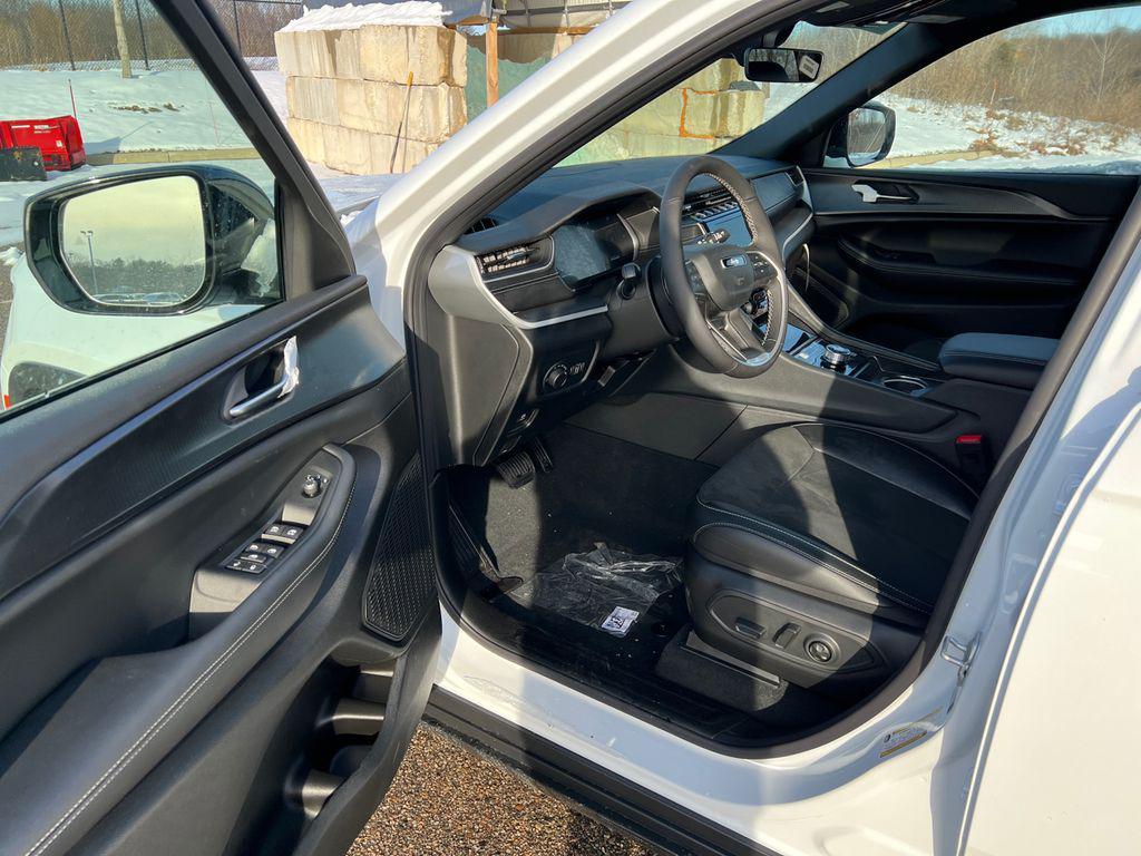 new 2025 Jeep Grand Cherokee car