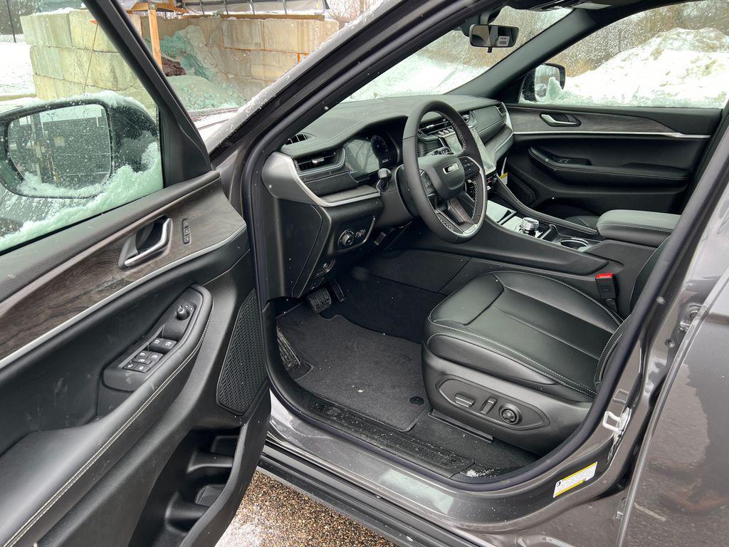 new 2025 Jeep Grand Cherokee car