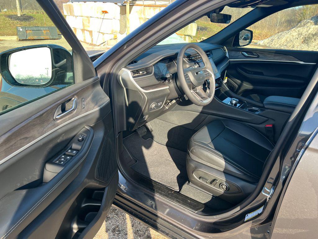 new 2025 Jeep Grand Cherokee car