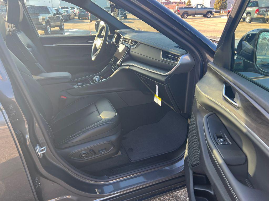 new 2025 Jeep Grand Cherokee car