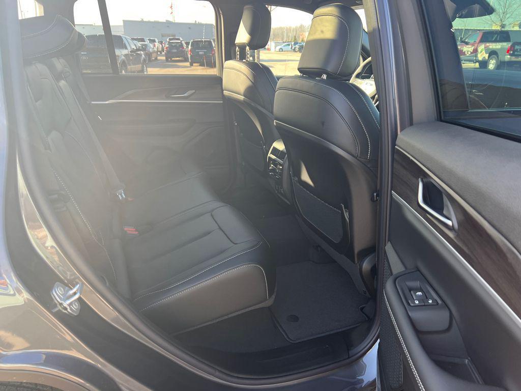 new 2025 Jeep Grand Cherokee car