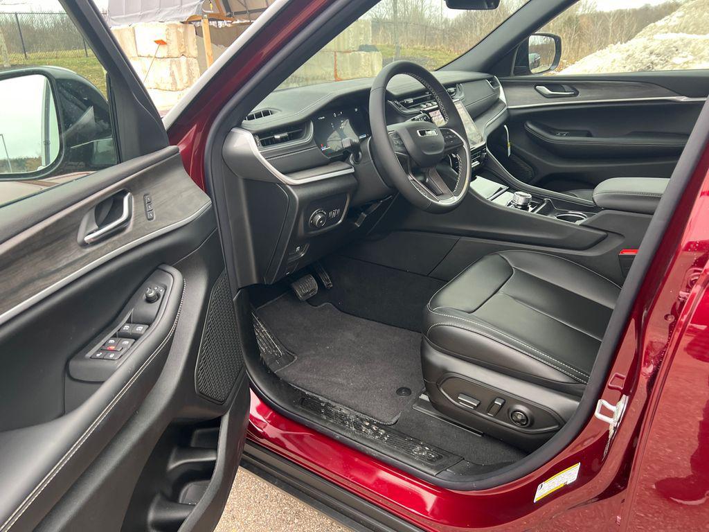 new 2025 Jeep Grand Cherokee car