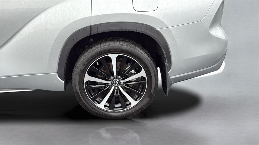 used 2022 Toyota Highlander car, priced at $30,900