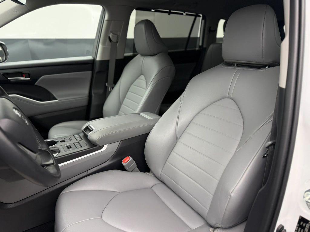 used 2022 Toyota Highlander car, priced at $30,995