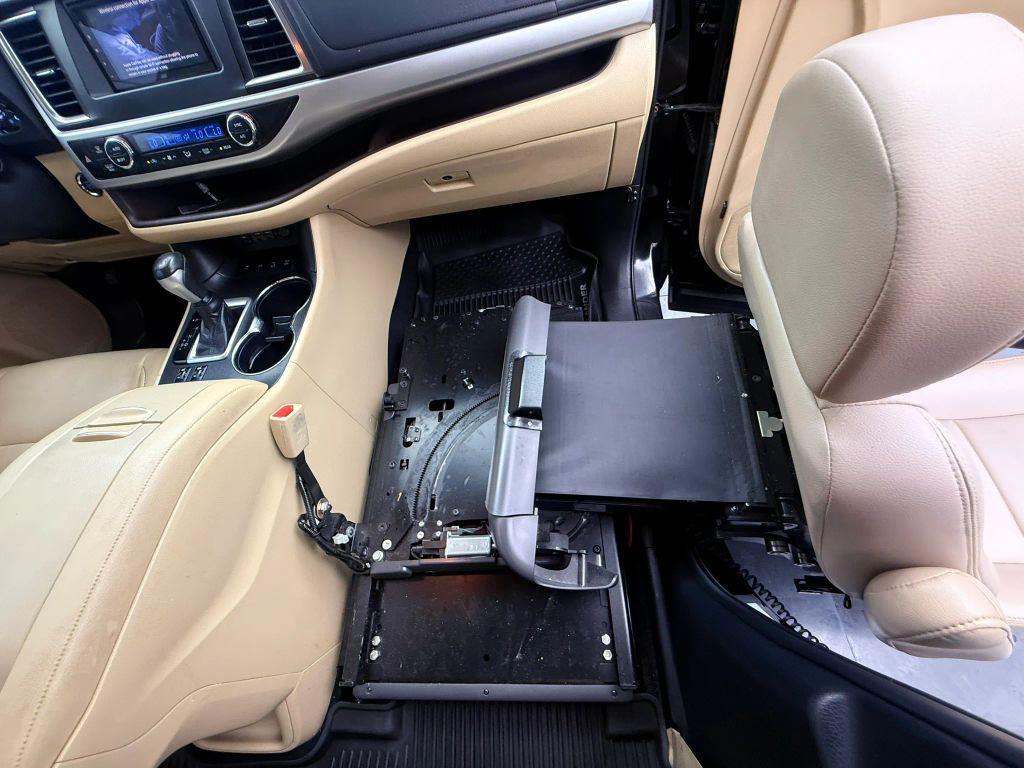 used 2019 Toyota Highlander car, priced at $23,895