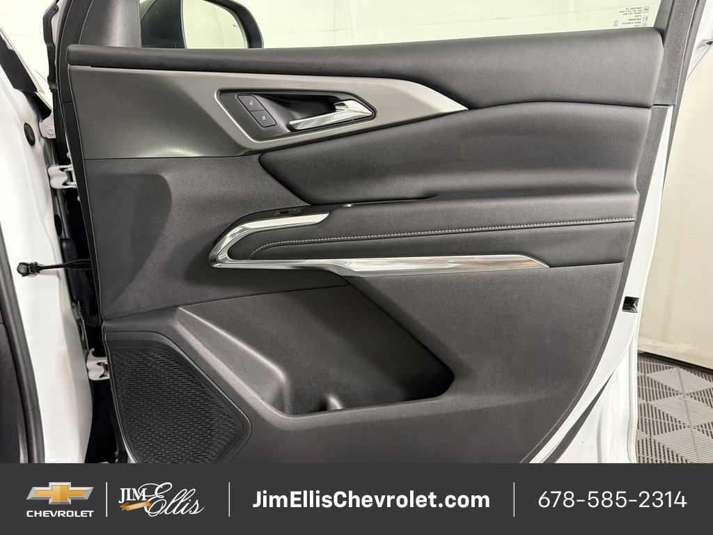 used 2024 Chevrolet Traverse car, priced at $33,046