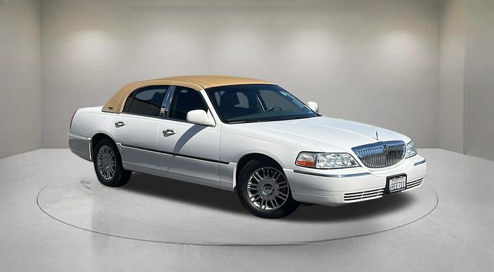 used 2009 Lincoln Town Car car, priced at $13,920