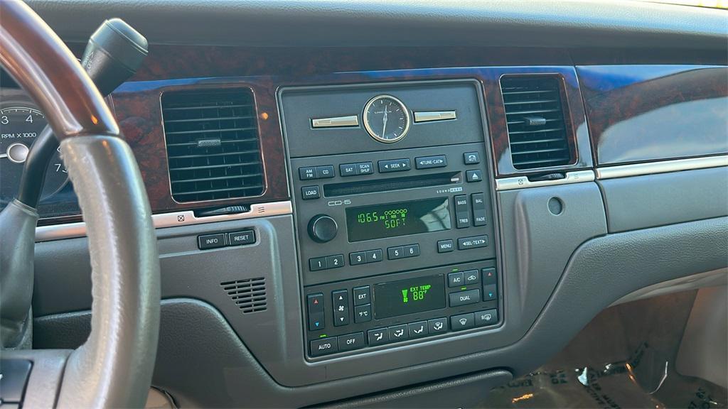 used 2009 Lincoln Town Car car, priced at $13,920