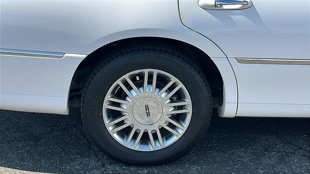 used 2009 Lincoln Town Car car, priced at $13,920