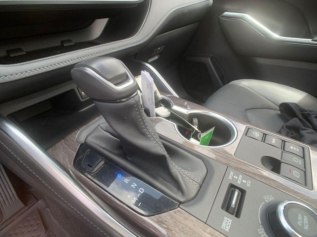 used 2024 Toyota Highlander car, priced at $47,998