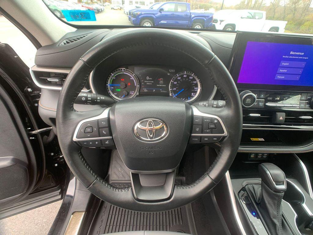 used 2023 Toyota Highlander Hybrid car, priced at $39,998