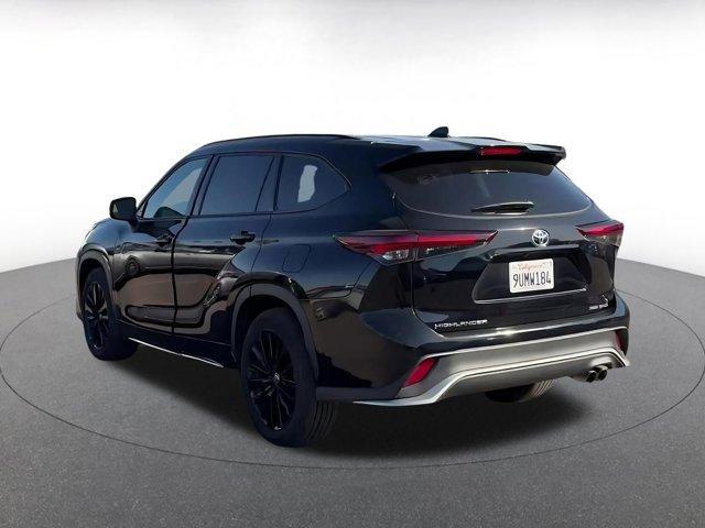 used 2025 Toyota Highlander car, priced at $42,917