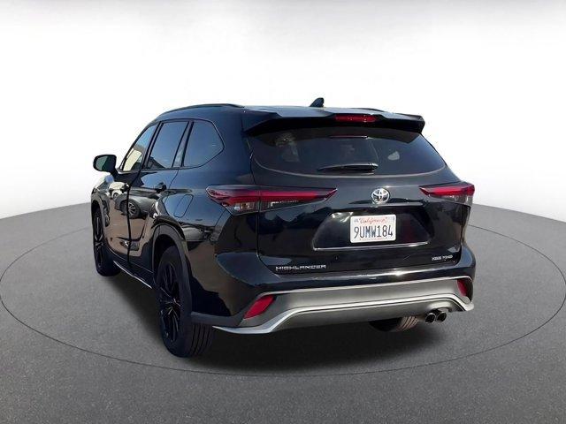 used 2025 Toyota Highlander car, priced at $42,917