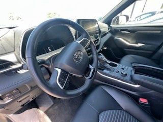 used 2025 Toyota Highlander car, priced at $39,984