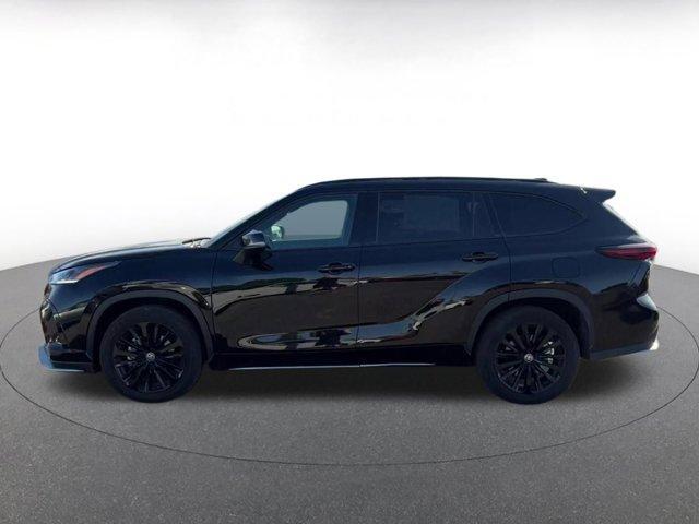used 2025 Toyota Highlander car, priced at $42,917