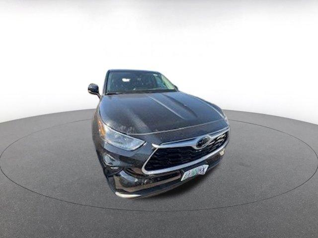 used 2025 Toyota Highlander car, priced at $37,142