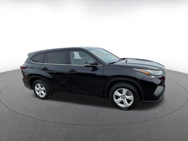 used 2025 Toyota Highlander car, priced at $34,513