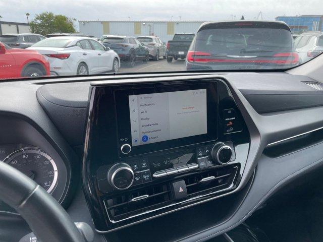 used 2025 Toyota Highlander car, priced at $34,513
