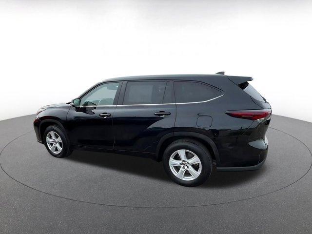 used 2025 Toyota Highlander car, priced at $34,513