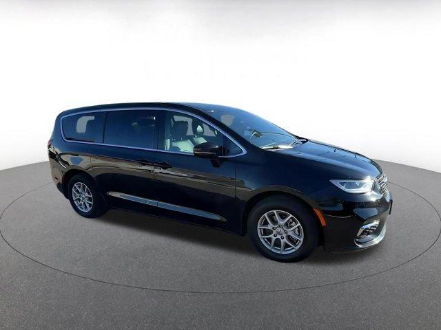 used 2025 Chrysler Pacifica car, priced at $25,838