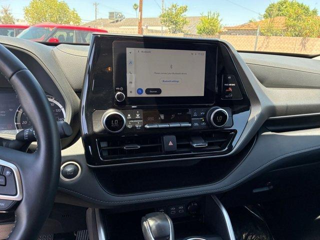 used 2025 Toyota Highlander car, priced at $36,053