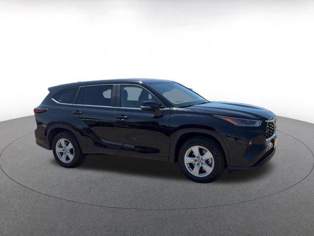 used 2025 Toyota Highlander car, priced at $36,053