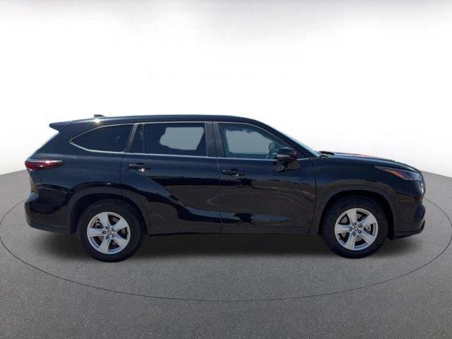 used 2025 Toyota Highlander car, priced at $36,053