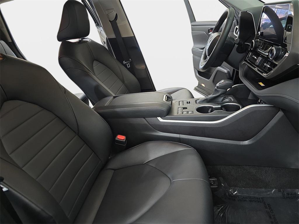 used 2024 Toyota Highlander car, priced at $39,400