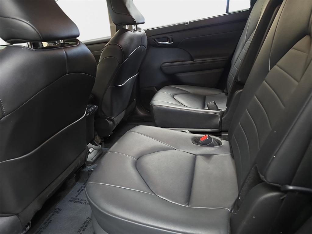 used 2024 Toyota Highlander car, priced at $39,400