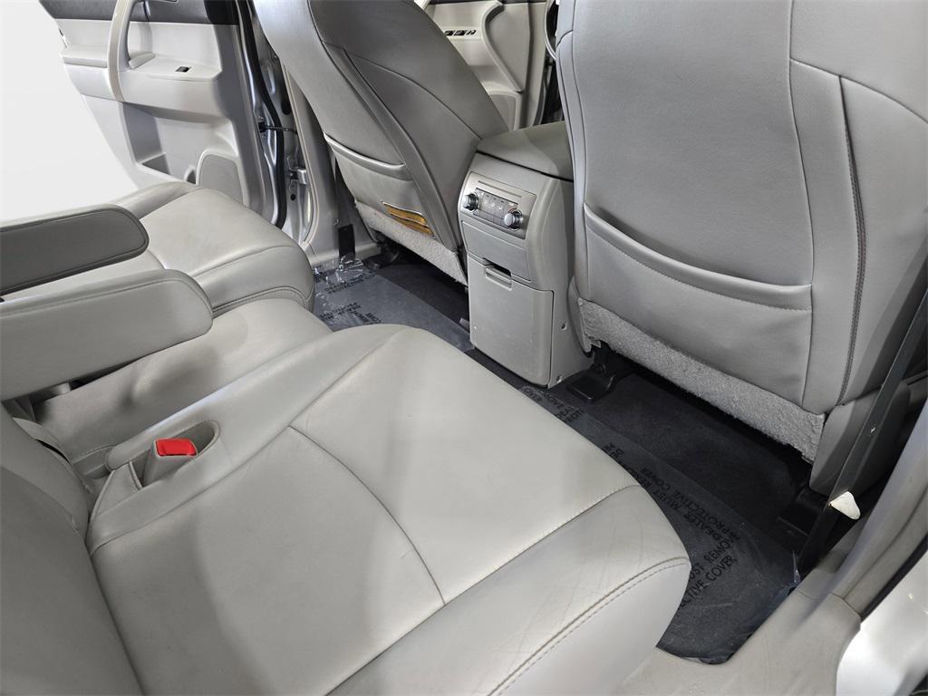 used 2013 Toyota Highlander car, priced at $13,990