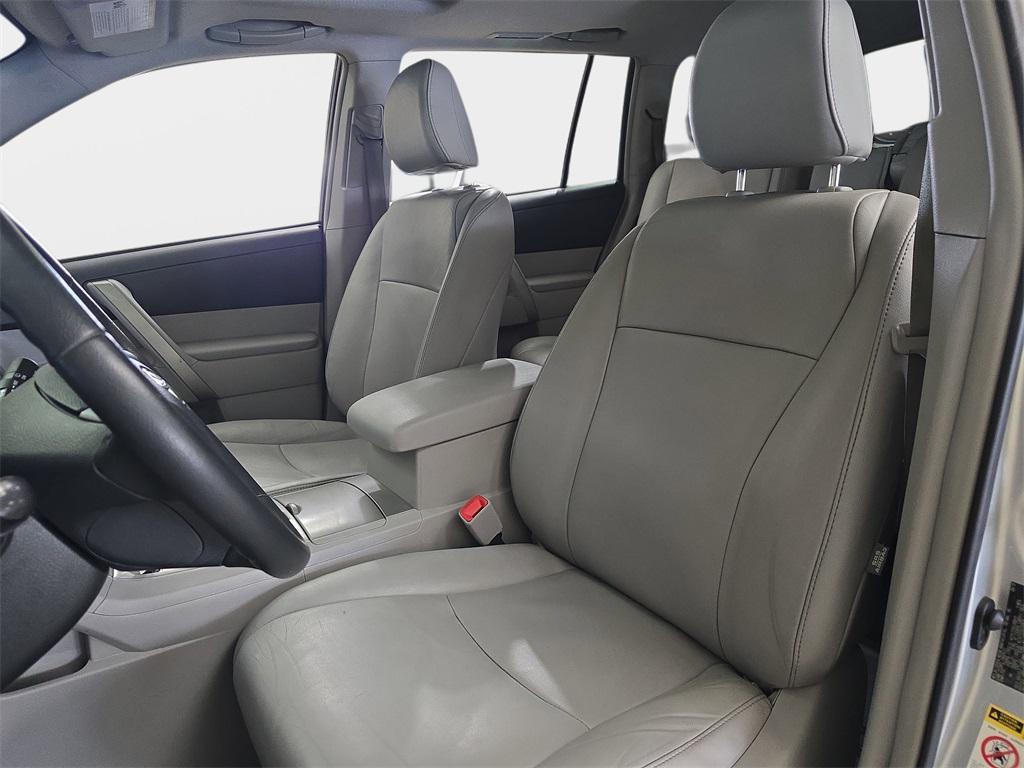 used 2013 Toyota Highlander car, priced at $13,990