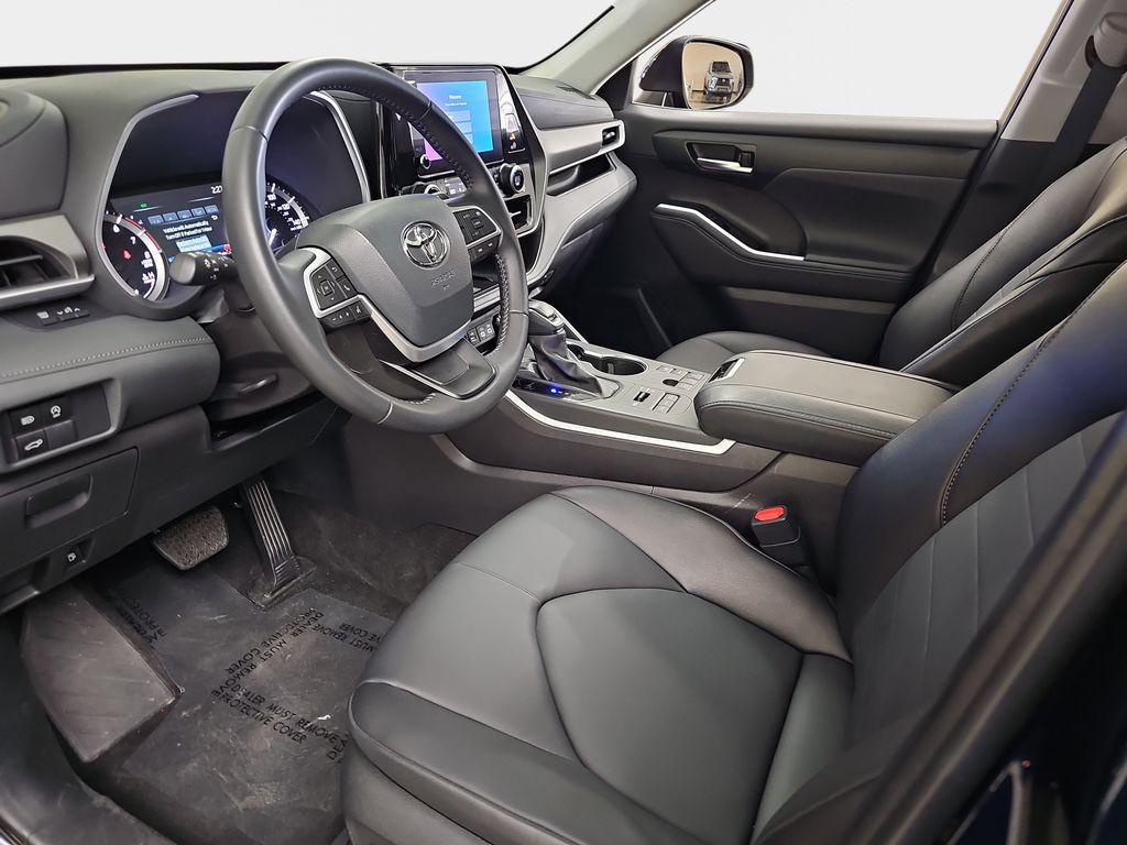 used 2025 Toyota Highlander car, priced at $39,995