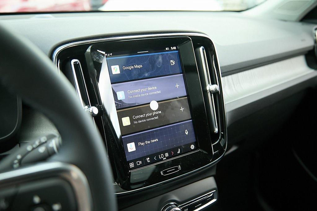 new 2025 Volvo XC40 car, priced at $39,995