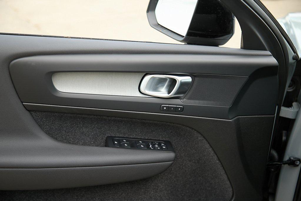 new 2025 Volvo XC40 car, priced at $39,995