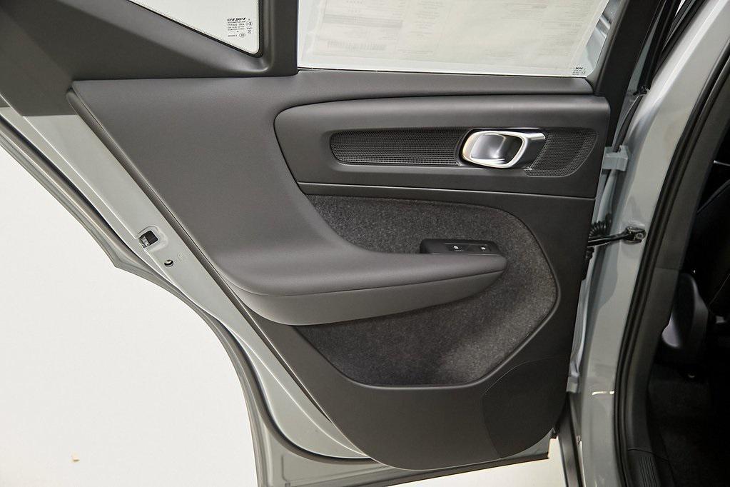 new 2025 Volvo XC40 car, priced at $40,995