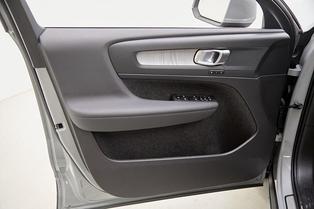 new 2025 Volvo XC40 car, priced at $40,995